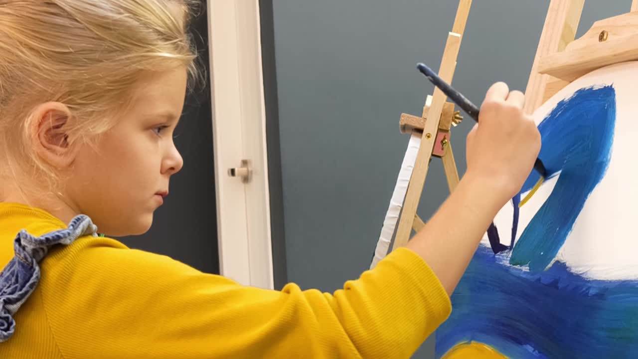 девочка и ее мать рисуют вместе.