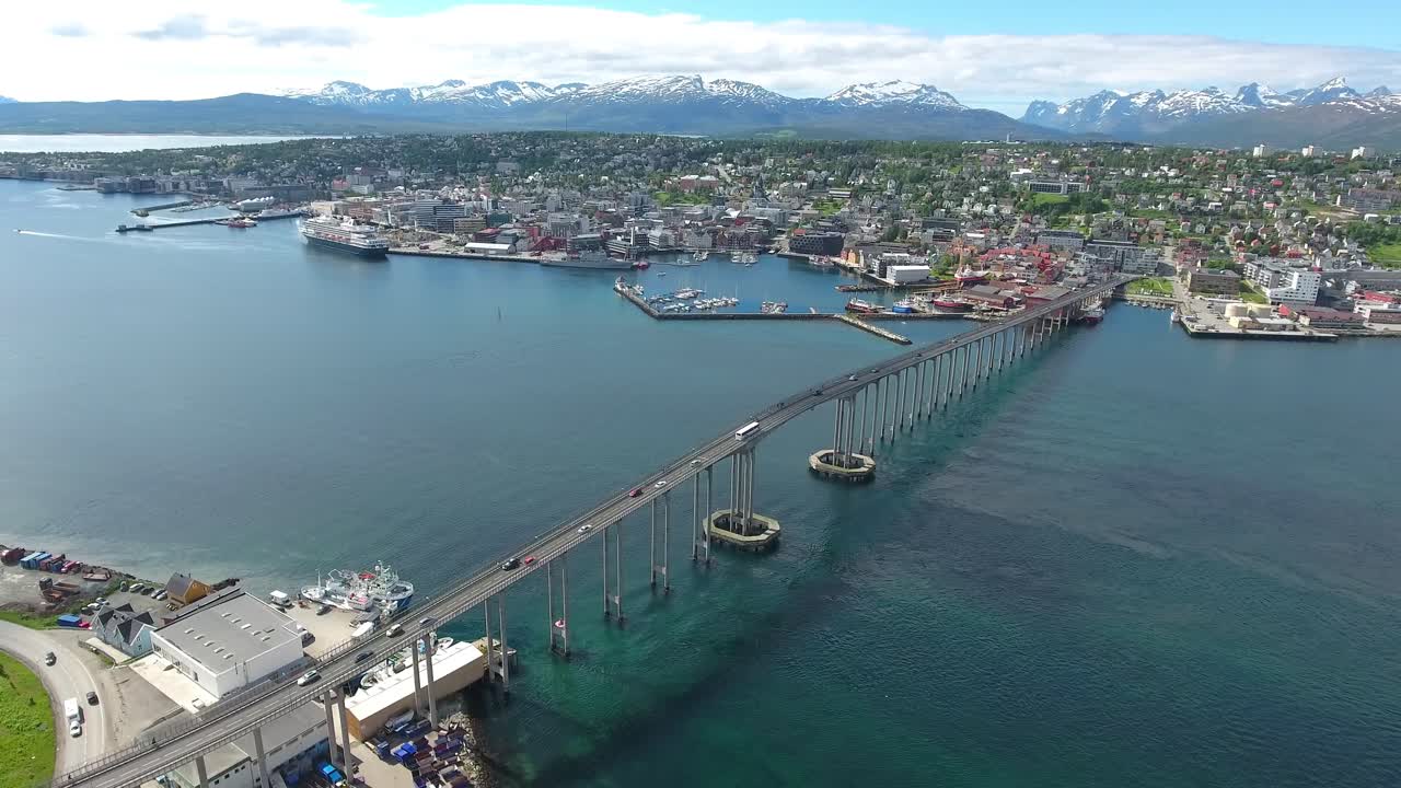 Filmato aereo di Tromsø, Norvegia. Tromsø è considerata la città più a nord del mondo con una popolazione superiore a 50.000 abitanti.