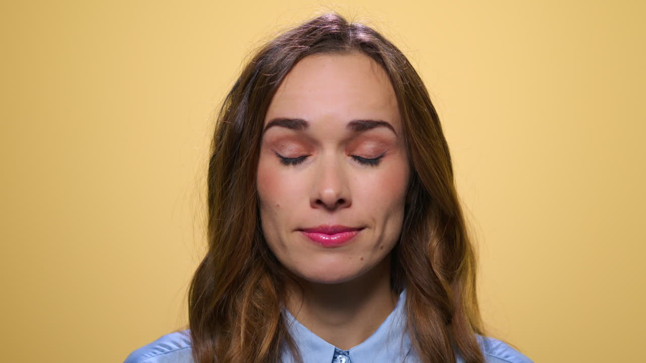mujer feliz posando en amarillo. retrato de modelo atractivo sonriendo