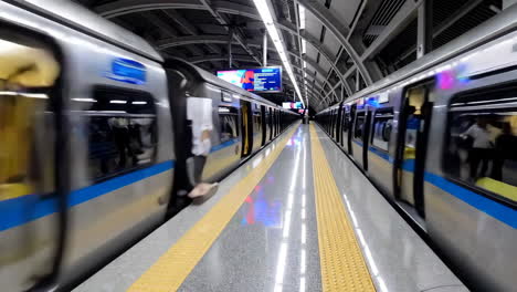 estación de metro muy ocupada.