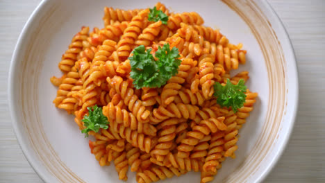 Pasta-En-Espiral-O-Espiral-Con-Salsa-De-Tomate-Y-Perejil---Estilo-De-Comida-Italiana