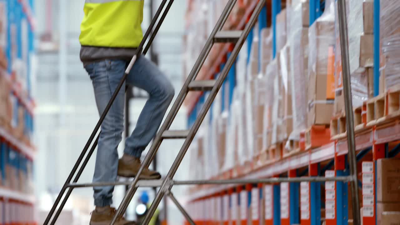 Addetto alla logistica che afferra una scala e sale su scaffalature prelevando cartoni sotto una sovrapposizione di codici glitch