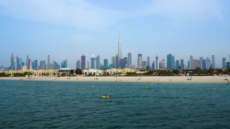 Stadtstrand-Mit-Hochhäusern-Im-Hintergrund-In-Dubai,-Vereinigte-Arabische-Emirate