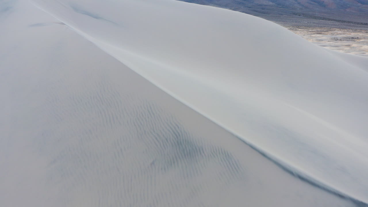 volando sobre una gran duna de arena en kelso dunes mojave national reserve