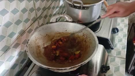 cocinar carne en una sartén