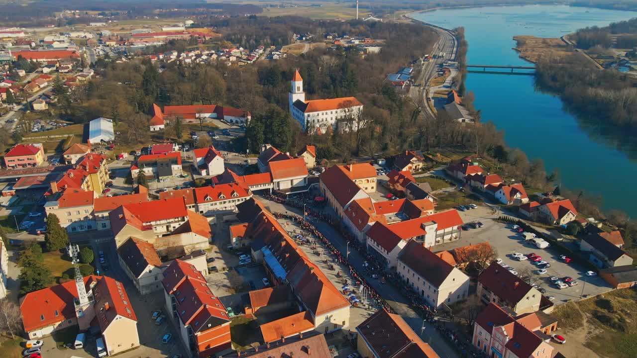 Veduta aerea con drone della città di Ormoz con il fiume Drava, la chiesa e i tetti rossi in Slovenia