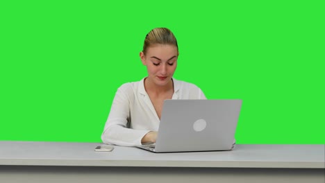 joven secretaria cansada en el lugar de trabajo, bostezando en una pantalla verde, clave de croma