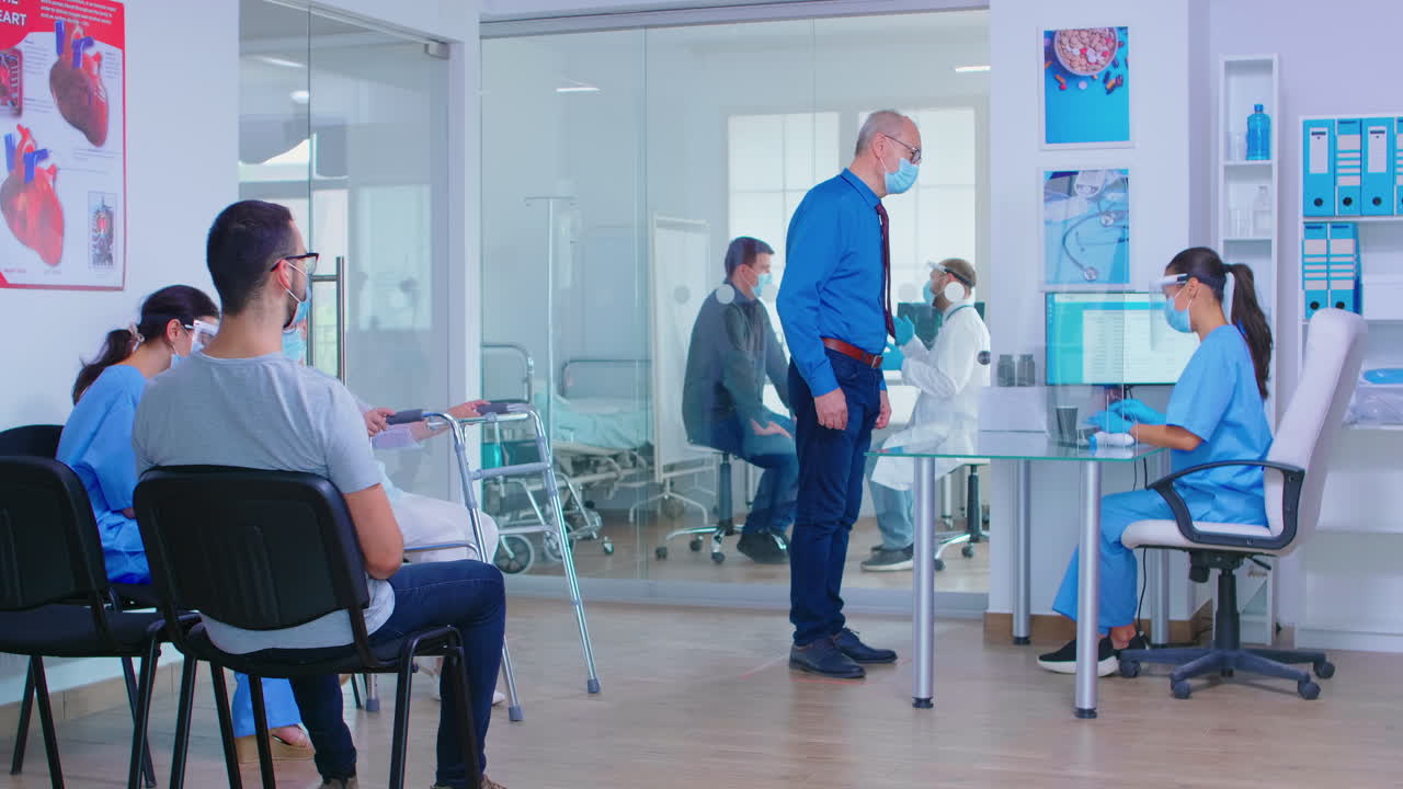 hombre mayor en la recepción del hospital durante la covid-19