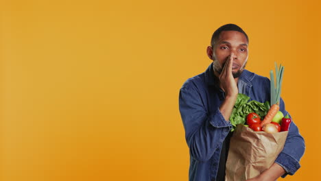 joven adulto susurrando sus secretos sobre la compra de productos biológicos cultivados localmente