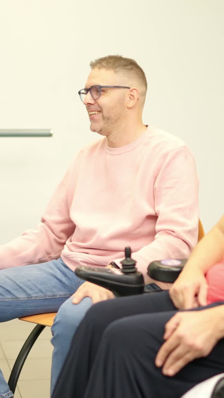 Mangfoldig gruppe af voksne med handicap, der har en diskussion