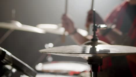 baterista tocando la batería en el estudio de música mientras ensaya