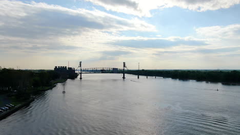 伯靈頓-布里斯托爾橋 (burlington-bristol bridge) 位於德拉華河 (delaware river) 上方的一座橋