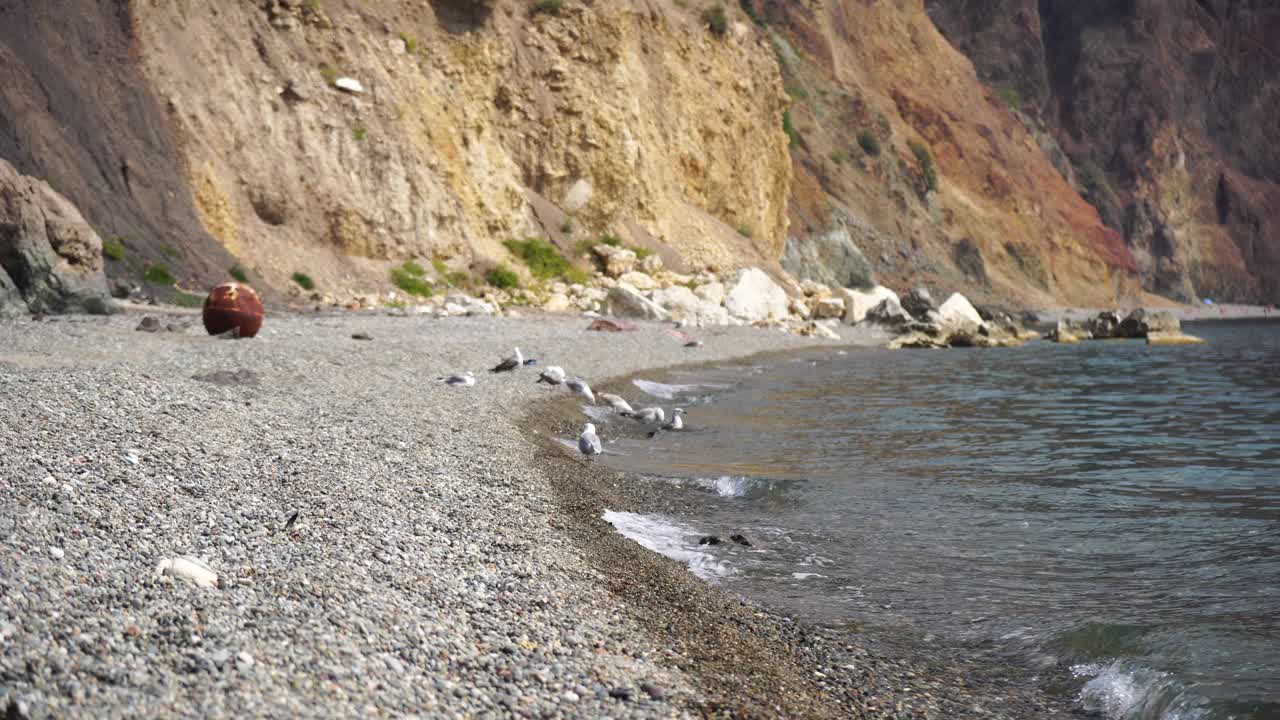 minas marinas flotantes anticuadas y oxidadas en la playa con costa rocosa y fondo marino