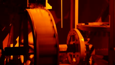 vista negra y amarilla del modelo tradicional de molino de agua con una rueda de madera giratoria con ventiladores, corriente de agua que cae, un conjunto de engranajes y palos