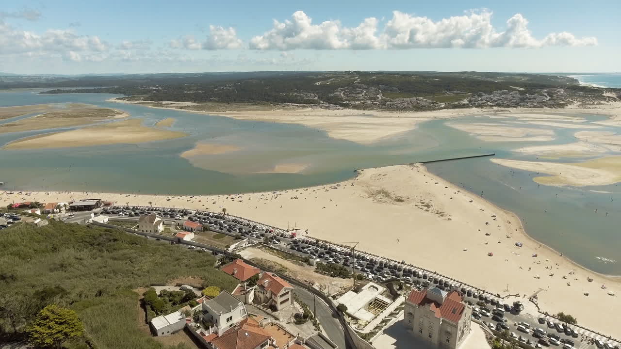Veduta panoramica della spiaggia di Foz do Arelho e della laguna della foce di Foz do Arelho e Óbidos in Portogallo in una giornata di sole - Ripresa aerea con drone.