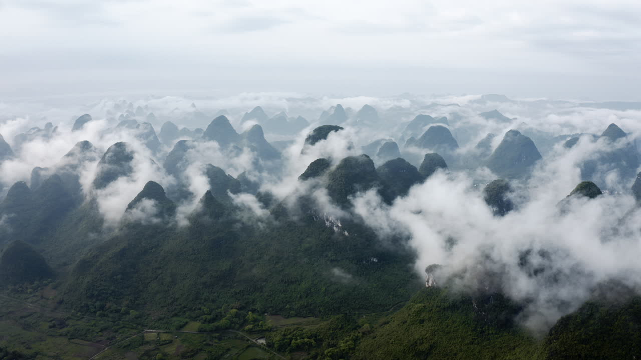 asombrosos pináculos de montaña kárstica sobre nubes bajas, yangshuo china, vista aérea