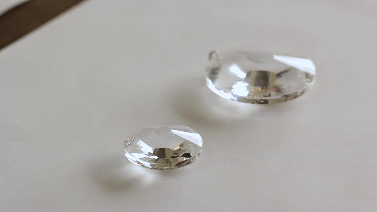 흰색 배경에 유리 크리스탈 구슬을 닫습니다 - 투명 크리스탈 굴절