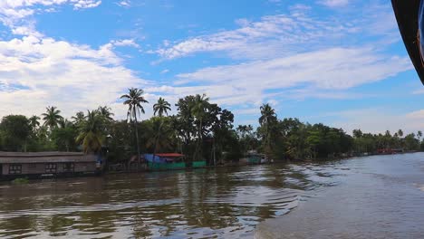 Hausboote,-Die-Im-Rückstau-Des-Meeres-Mit-Erstaunlichem-Himmel-Am-Morgen-Laufen-Video-Aufgenommen-In-Alappuzha-Oder-Alleppey-Backwater-Kerala-Indien