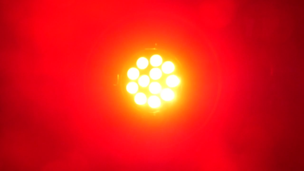 luz de escenario roja brillante