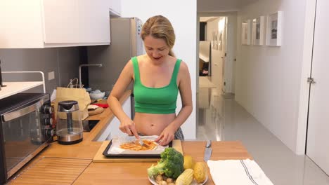 mujer haciendo pizza en la cocina