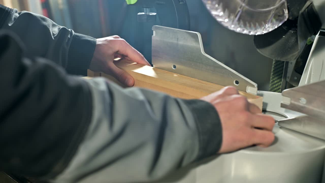 젊은 목수 가 원형 도자기 에 목재 작업품 을 설치 하고 있다