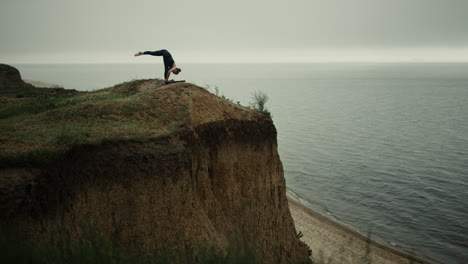 Schöne-Frau,-Die-Ihren-Körper-Zu-Fuß-Beugt-Und-Yoga-Asanas-Am-Strandhügel-Praktiziert.