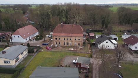 Vista-Aérea-Perfecta-Vuelo-Casa-Solariega-En-Ruinas-Lüssow-Mecklemburgo-Pomerania-Occidental-Alemania-Invierno-2023