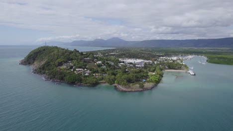 Vista-Aérea-De-Port-Douglas-Rodeado-Por-El-Mar-De-Coral-En-El-Norte-De-Queensland,-Australia