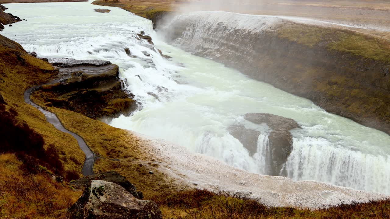 la famosa cascada de gullfoss en islandia