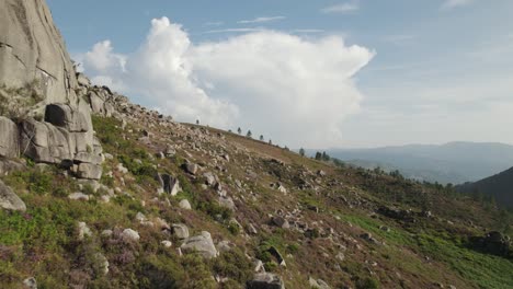 sendero rocoso en el parque nacional de geres, portugal