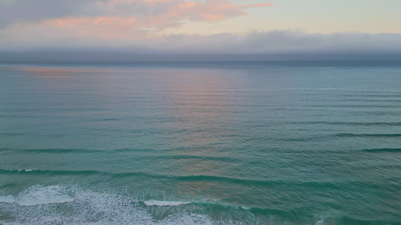 아름다운 해가 지는 것을 반영하는 바다 표면의 파동.