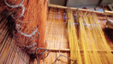 Ama-Tauchhütte-Mit-Fischernetzen-Und-Neoprenanzügen-In-Der-Stadt-Osatsu,-Toba,-Japan