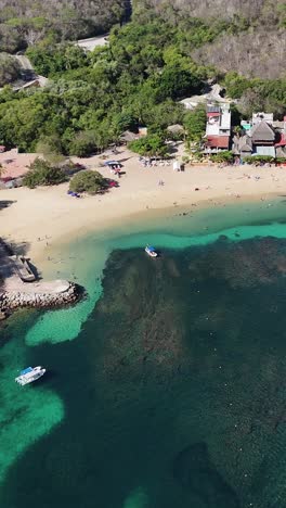 Vista-Aérea-De-Los-Arrecifes-De-Coral-Frente-A-La-Costa-De-Huatulco,-Oaxaca,-México,-En-Modo-Vertical.