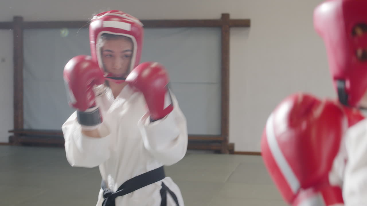 실내에서 싸우는 두 명의 운동선수