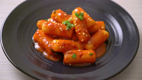 palito de pastel de arroz coreano en salsa picante - tteokbokki