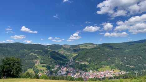 paisaje de la aldea de montaña