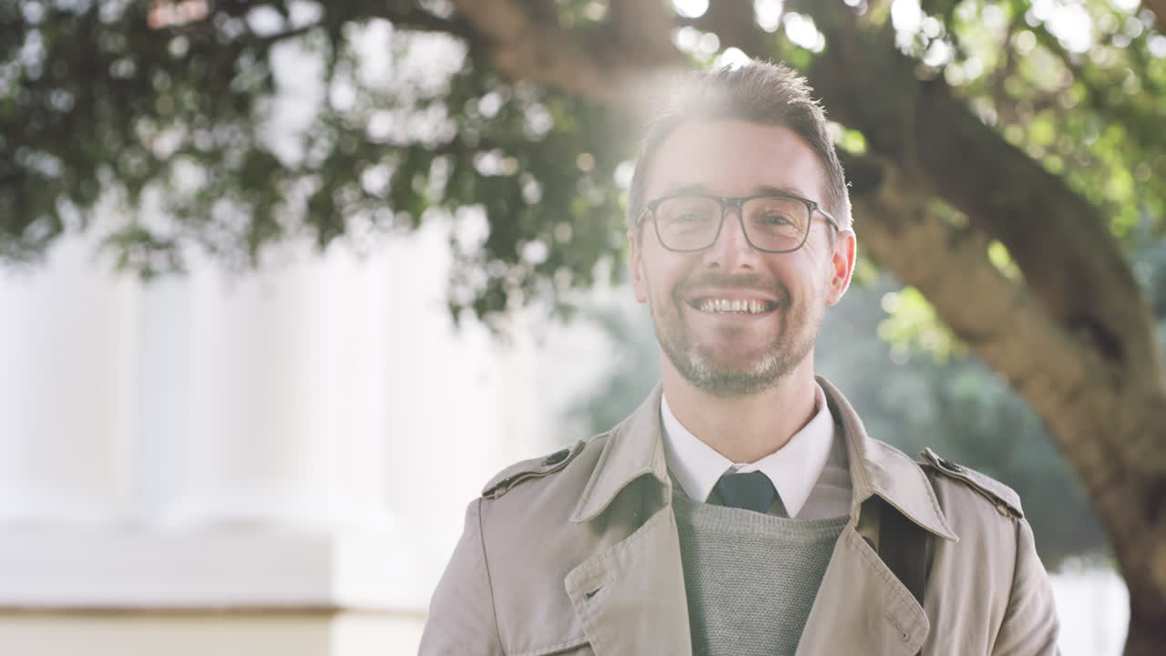 그는 이 도시를 정말 좋아해요.