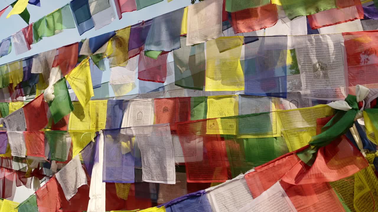 네팔의 카트만두 사원에서 불교의 기도 발, 불교의 신성한 종교 장소에서 밝은 색의 불교 기도의 발