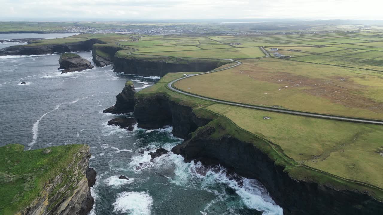 acantilados de kilkee en irlanda con vegetación exuberante y costa dramática, vista aérea