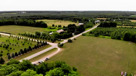 Vista-Aérea-Panorámica-Del-Campo-Rural-Con-Granja,-Campos-De-Cultivo-Y-Naturaleza-Hermosa-En-Sturgeon-Bay,-Wisconsin