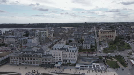 Paseo-De-Los-Aliados-En-La-Ciudad-De-Dinard-En-Bretaña,-Francia