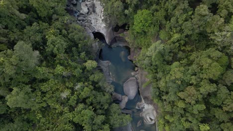 Blick-Von-Oben-Auf-Den-Bach-Inmitten-Von-Felsbrocken-Und-Dichter-Vegetation-Im-Babinda-Scenic-Reserve-In-Cairns,-Im-äußersten-Norden-Von-Queensland,-Australien