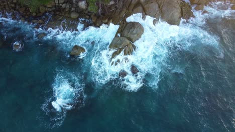 Olas-Rompiendo-En-Un-Día-Sombrío