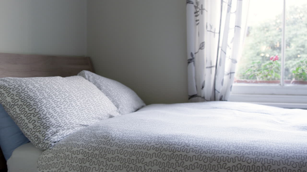 área de dormitorio en un apartamento moderno y elegante