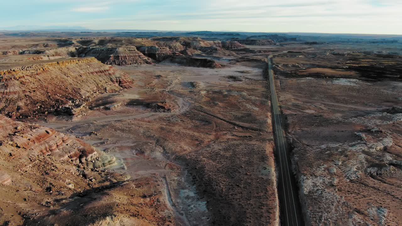 вид с воздуха на межштатную дорогу в штате юта, пересекающую выжженный ландшафт каньона