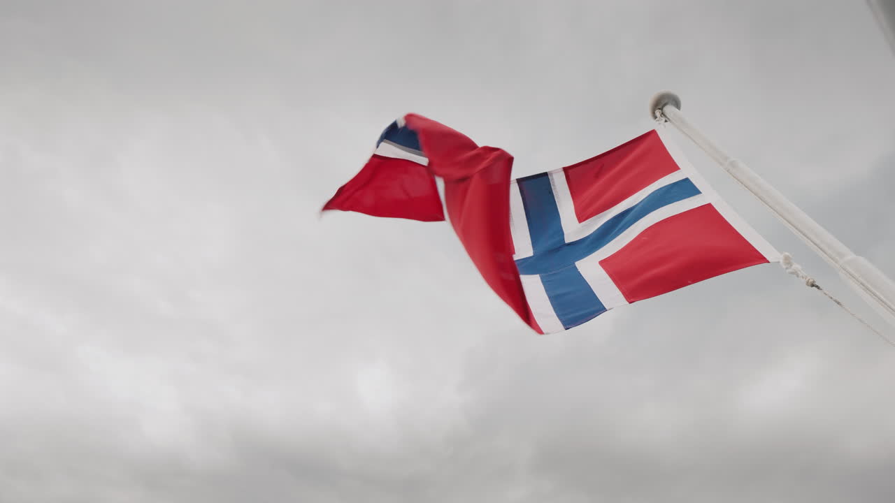 bandera de noruega ondeando sobre un cielo tormentoso crucero en los fiordos de noruega video 4k
