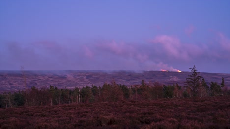 un timelapse de brezo ardiendo en el parque nacional de north york moors, inglaterra al anochecer