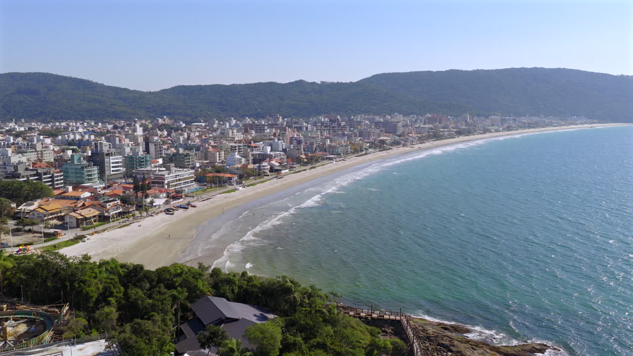 Ylöspäin suuntautuva drone-lento Praia do Ribeiron rannalla ja kivikkoisella rannikolla ennen Bombinhasin kuntaa, Santa Catarina, Brasilia