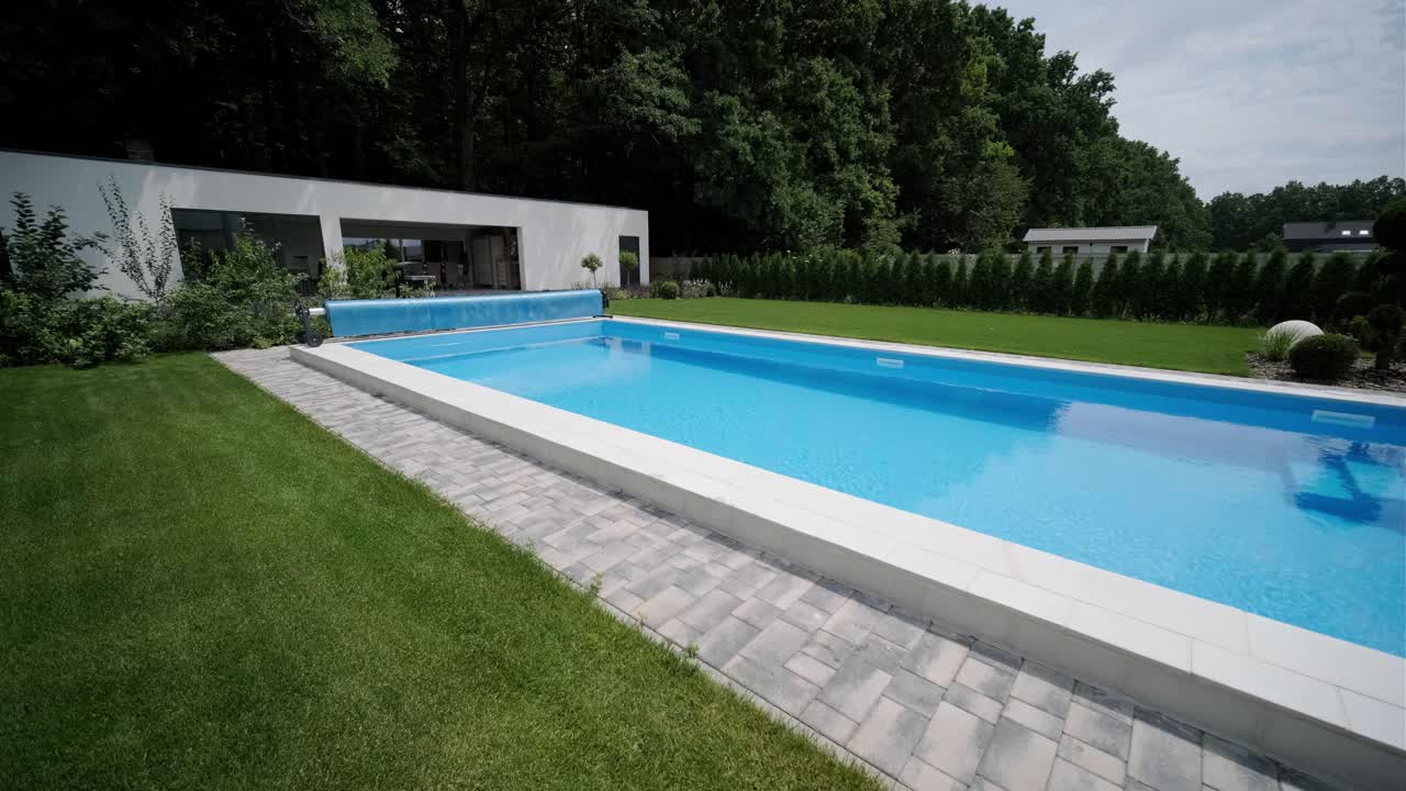 Moderne luksushus med pool ved daggry.