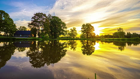 Zeitraffer-Einer-Seehütte-Auf-Dem-Land-Mit-Einem-Wunderschönen-Sonnenaufgang